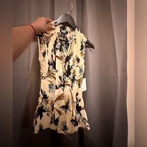 Gorgeous spring summer top , size small, DKNY new